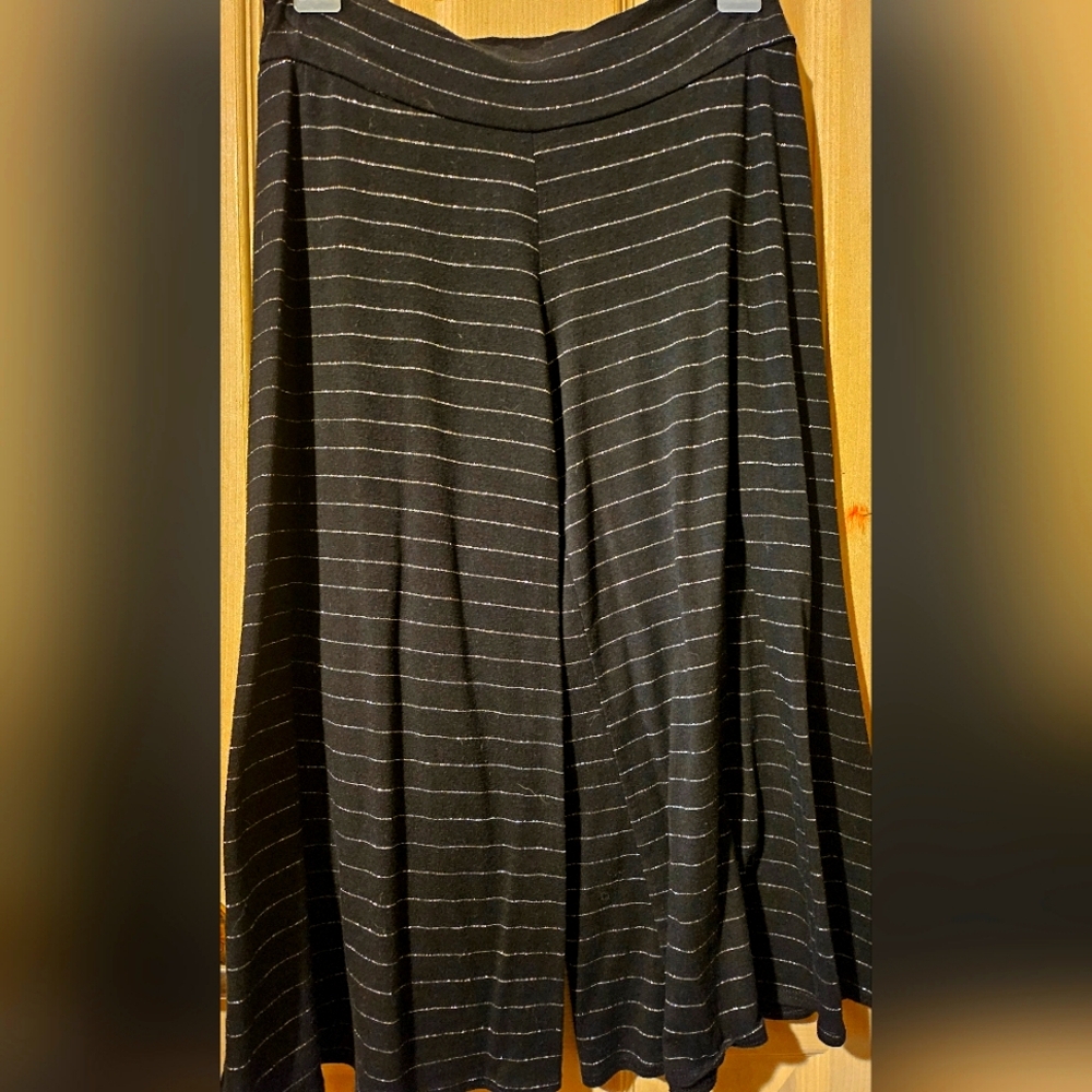 Vintage Rave Stretch black/metallic white pin stripe baggy, Capri style pants Sm